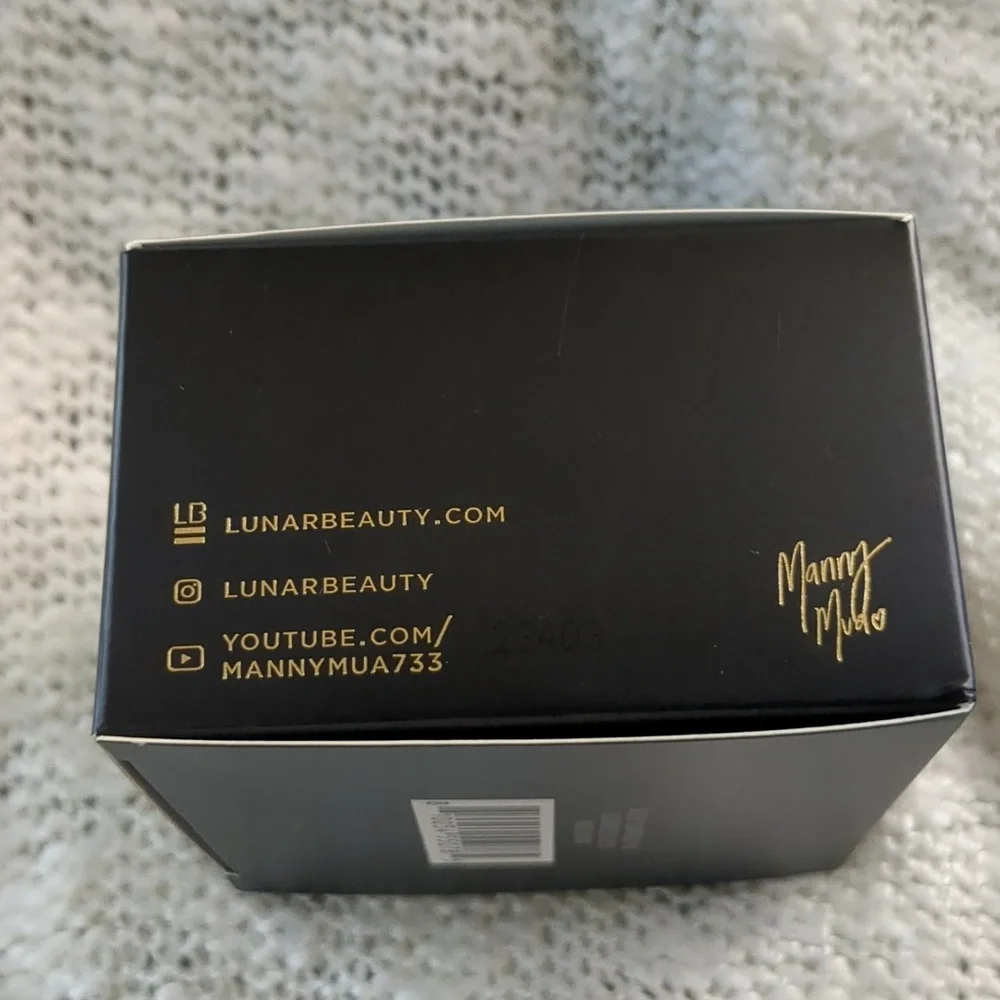 LUNAR BEAUTY LUNARVERSAL Setting Powder w/Puff in Medium, 20g/0.71oz - Picture 7 of 14